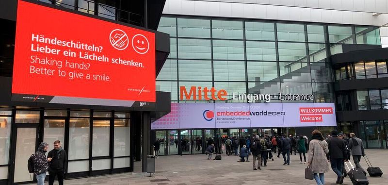 „Lieber ein Lächeln schenken“: Dieser Aufruf prangt groß am Haupteingang zur Embedded World.