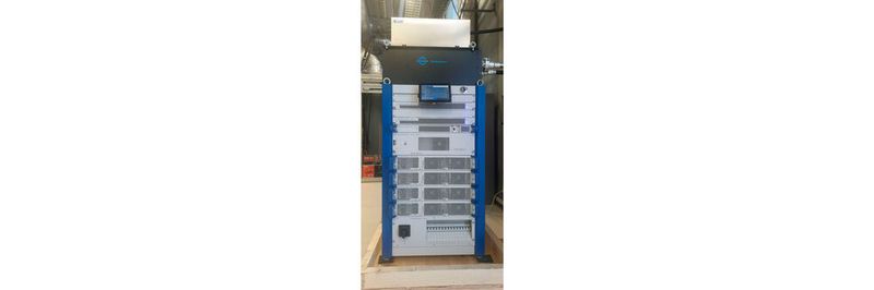 Die Demonstration in Barcelona basiert auf dem 1,5-KW-Sender R&STMU9evo 5G Broadcast von Rohde & Schwarz, wobei das Broadcast Service and Control Center (R&S BSCC1.0) die Rolle eines Kernnetzes spielt. Spinner stellt im Rahmen der Versuche einen 5-MHz-5G-Broadcast-basierten Filter für den Sender bereit.