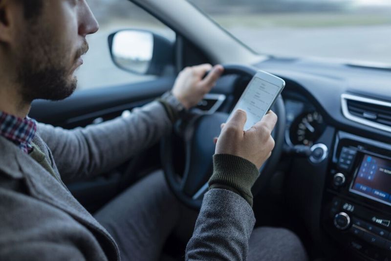 Wenn sich das Auto um vieles selbst kümmert, verleitet das den Fahrer zu anderen Tätigkeiten.