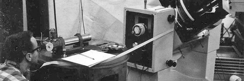 Firmengründer Stephen J. Botos vor seinem ersten Patent von 1973: ein Positioniermechanismus für die Grob- und Feinjustierung.