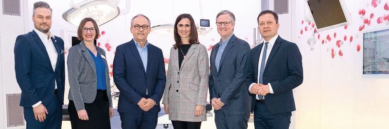In der KLS Martin World in Tuttlingen sind für ein Arbeitstreffen zusammengekommen (von links): Tobias Schwoy (Leiter Marketing und Unternehmenskommunikation KLS Martin Group), Julia Steckeler (Geschäftsführerin Medical Mountains), Michael Martin (Geschäftsführer KLS Martin Group), Yvonne Glienke (Geschäftsführerin Medical Mountains), Christian Leibinger (Geschäftsführender Gesellschafter KLS Martin Group) und Thomas Albiez (Hauptgeschäftsführer IHK Schwarzwald-Baar-Heuberg).
