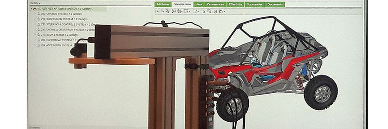 Im PTC-Modul Windchill lassen sich digitale CAD-Modelle erzeugen und mit IoT-Funktionalität (Sensorik) versehen. Im Vordergrund ist der Arm eines Fertigungsroboters zu sehen.
