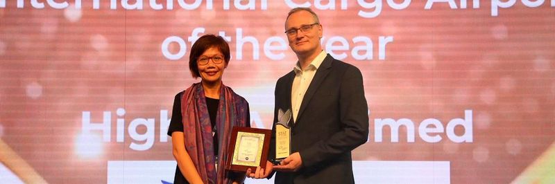Jaisey Yip, General Manager Cargo & Logistics der Changi Airport Group (l.), verleiht Max Conrady, Leiter Frachtentwicklung und Frachtmanagement bei Fraport (r.), den Award.