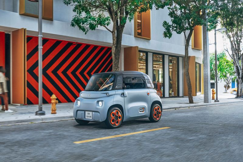 Der Citroen Ami sieht von vorne und hinten relativ gleich aus und erinnert wie schon die Studie an ein Lego-Auto.