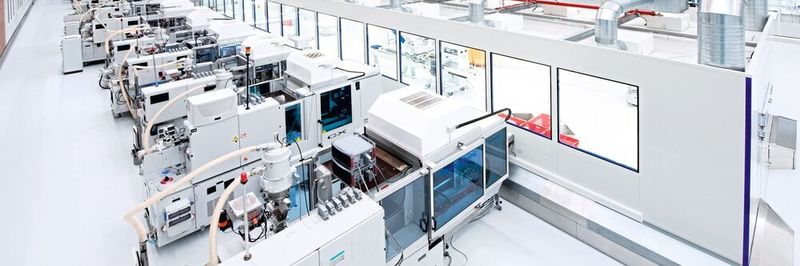 Produktion nach höchsten Sauberkeitsanforderungen: Die Herstellung, Kommissionierung und Verpackung findet unter Reinraumbedingungen gemäß DIN EN ISO 14644 Klasse 7 bzw. GMP Standard-C statt.