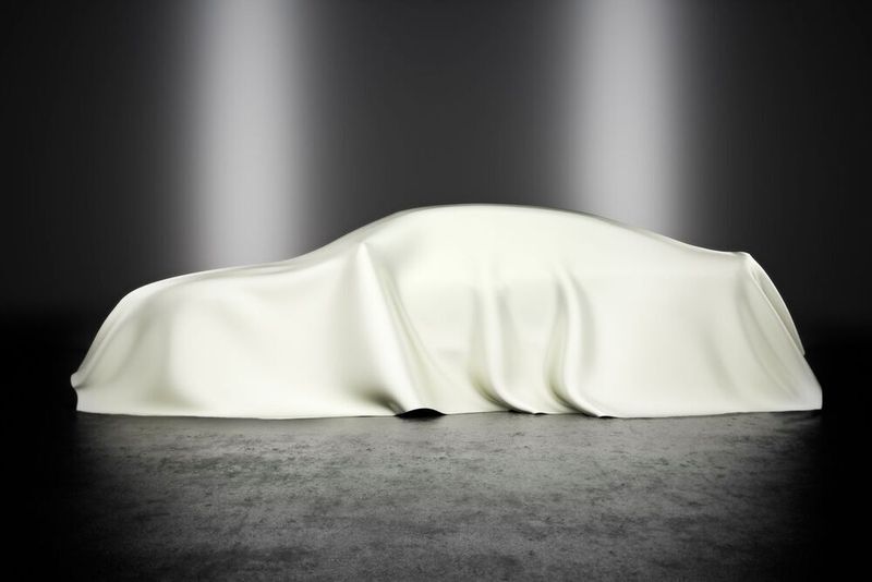 Da der Genfer Autosalon abgesagt wurde, bleiben die Fahrzeuge vorerst verhüllt. Stattdessen planen nun etliche Hersteller ihre Neuerscheinungen online zu präsentieren (Symbolbild).