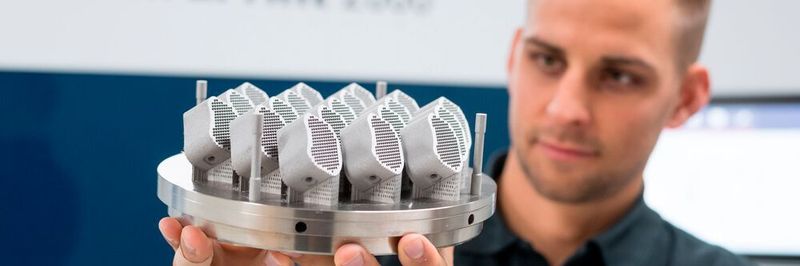 Mit der Tru-Print 2000 können u.a. Implantate individuell oder in Serie additiv gefertigt werden.