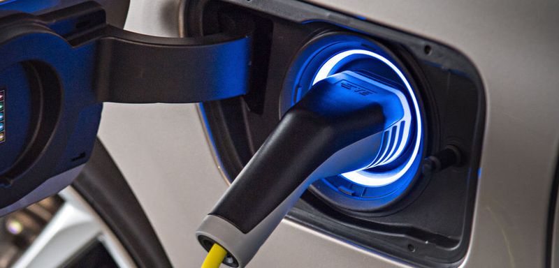 Wer seine E-Auto-Batterie schützen will, achtet auf den Ladestand.