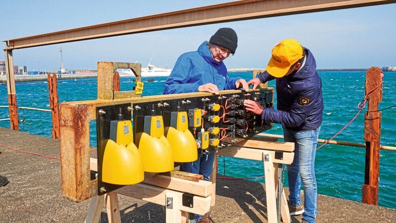 Hier werden Fußschalter für den Praxis-Korrosionstest am IFAM-Prüfstand auf Helgoland vorbereitet.
