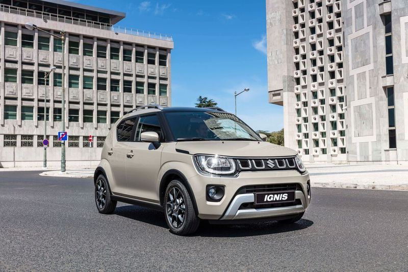 Suzuki hat den Ignis geliftet: Die U-Form der Tagfahrlichter setzt sich nun im Kühlergrill fort. Neu sind auch die grauen Zierleisten, die das Nummernschild einrahmen.