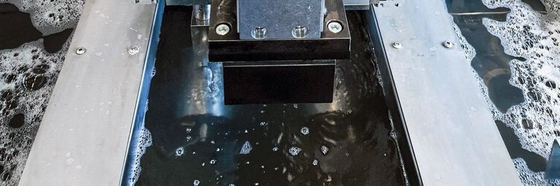 Um die Entgratspezifikation gratfrei und scharfkantig erfüllen, konzipierte das Unternehmen eine kombinierte Anlage für das Entgraten und Reinigen mit Ultraschall.