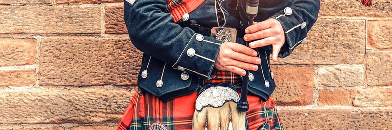 Einen Kilt dürfen ausgewählte Partner von Komsa und Ateka anprobieren.