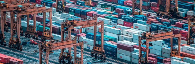 Laut Bundesinstitut für Risikobewertung geht von der Warenlogistik aktuell keine Gefahr aus.