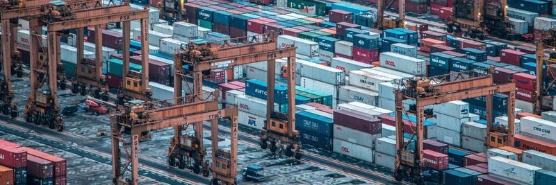 Laut dem Bundesinstitut für Risikobewertung geht von der Warenlogistik aktuell keine Gefahr aus.