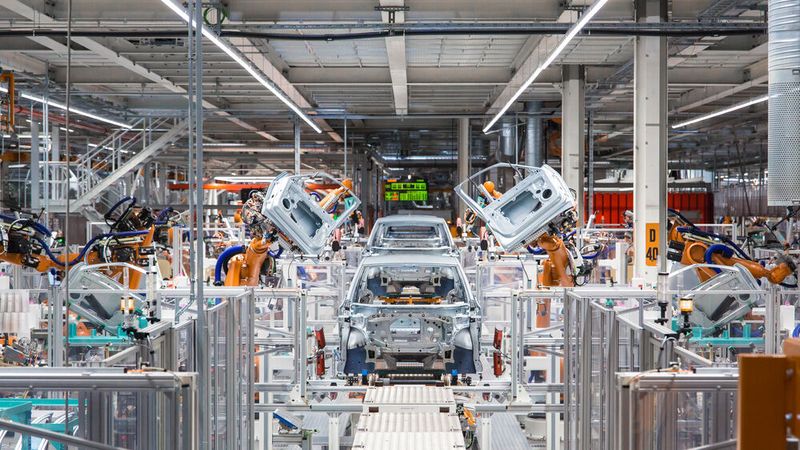 Volkswagen baut mit Automatisierungstechnik von Siemens eine digitalisierte E-Car-Produktion auf.