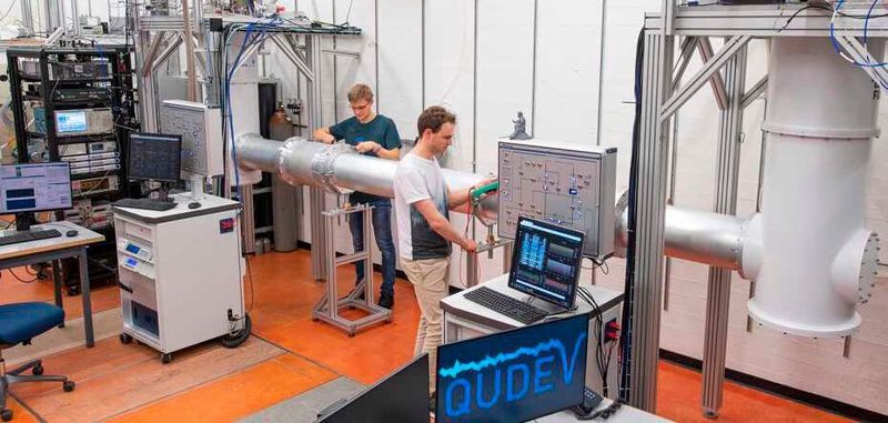 Die ETH-Quantenverbindung im Labor von Andreas Wallraff. Das Rohr in der Mitte enthält den stark gekühlten Wellenleiter, der mittels Mikrowellen-Photonen die beiden Quanten-Chips in ihren Kryostaten verbindet.