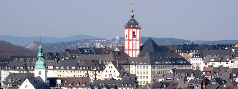 Die Deutsche Rechenzentren GmbH und ihre Tochtergesellschaft DeRZ-Services GmbH haben ihren Sitz in Siegen.