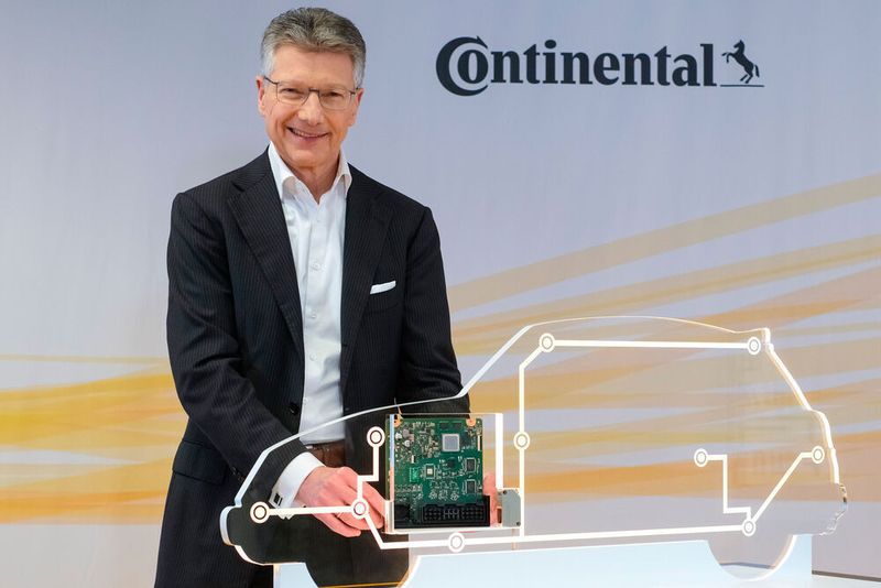 Conti-Chef Elmar Degenhart mit einem Hochleistungscomputer.