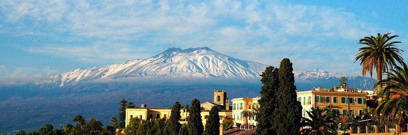 Ein Sehnsuchtsort: Der Ätna ist mit rund 3323 Metern über dem Meeresspiegel der höchste aktive Vulkan Europas. Er liegt auf der italienischen Insel Sizilien zwischen Catania und Messina.