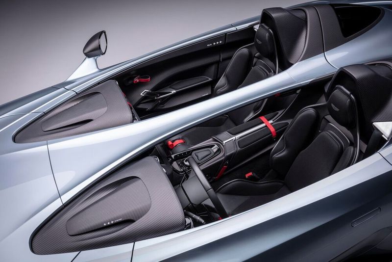 Leichtes Spiel für die Elemente: Das Fahren im V12 Speedster dürfte an lange vergangene Rennwagen erinnern.