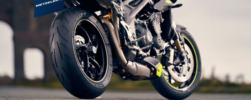 Wer sich vom 1. März bis 31. Mai 2020 für einen neuen Satz Sportec M9 RR, Roadtec 01 SE, Roadtec 01, oder Tourance Next entscheidet, kann sich einen Bonus einheimsen.
