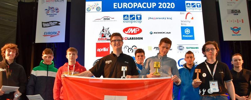 Europacup der Zweiradberufe 2020 in Brünn: Flaggenparade der Schweizer Dominatoren und alle Sieger der Fachrichtung Motorradtechnik.