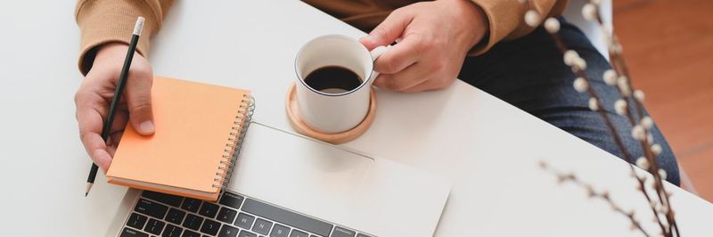 Kaufentscheider informieren sich über Investitionsgüter auf unterschiedlichen Kanälen, sowohl im Online- als auch im Print-Bereich.