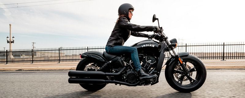 Indian schwärzt die Scout Bobber.