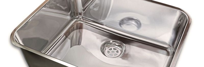 Das Spülbecken aus Chrom-Nickel-Stahl (1.4301) mit 0,8 mm Blechdicke, das mit der simulationsgestützten Inline-Prozessregelung hergestellt wurde.