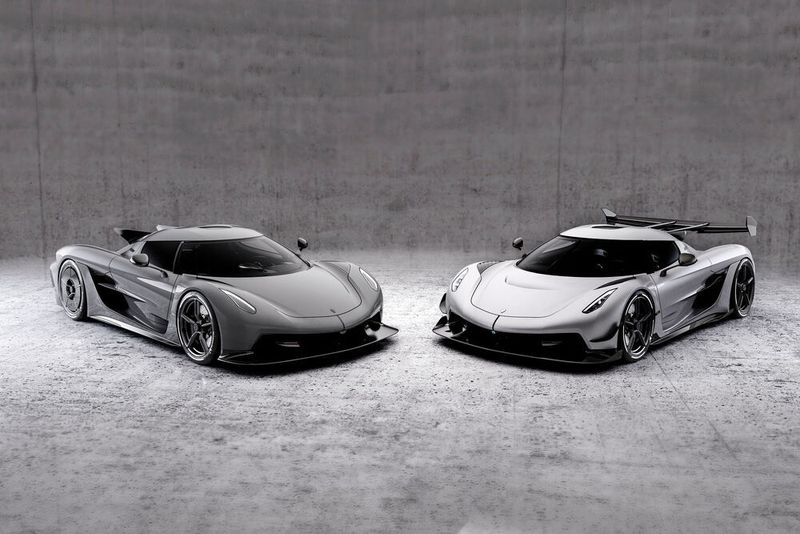 Mit dem Jesko Absolut (links) hat Koenigsegg eine für höhere Geschwindigkeiten ausgelegte Variante des Jesko vorgestellt.