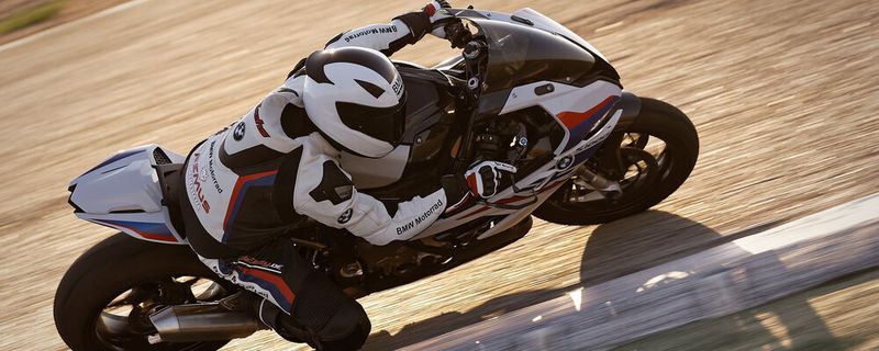 Die neue BMW S 1000 RR bietet ein Höchstmaß an Fahrdynamik auf der Rennstrecke und auch in der Freizeit.