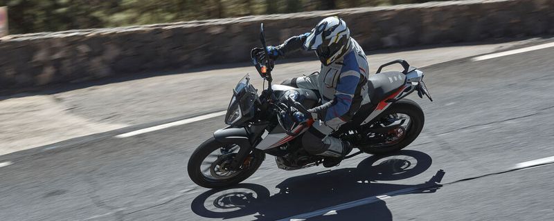 Bei ersten Fahrten zeigte die KTM 390 Adventure großes Talent sowohl auf Land- und Bergstraßen wie auch im dichten Stadtverkehr.
