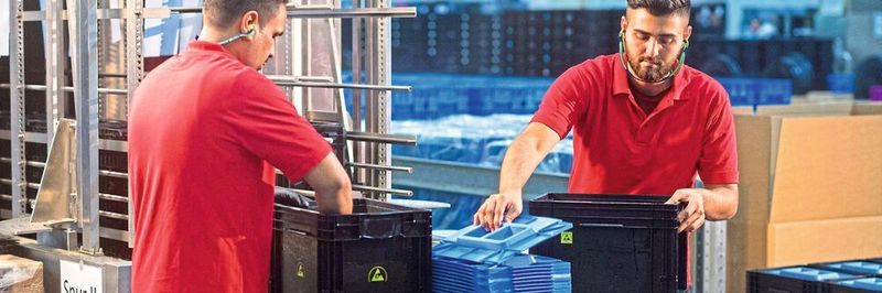 In einem separaten Bereich des Logistikzentrums in Kremmen werden Kleinladungsträger (KLT) sortiert und fachgerecht gereinigt.