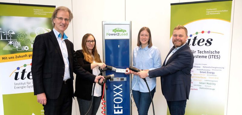 Die Projektpartner von Power2Load: Dr. Peter Westerbarkey (Westaflex GmbH), Julia Eberharter (Archimedes Technik GmbH), Katrin Schulte und Prof. Dr.-Ing. Jens Haubrock (beide FH Bielefeld)