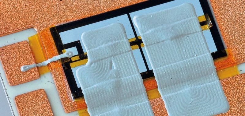 Bild eines IGBT auf einem DCB-Substrat mit planarer Kontaktierung des IGBT auf Ober- und Unterseite mit thermoplastischer Silbertinte.