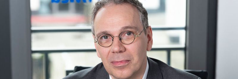 „Nach dem strikten Exportverbot der vergangenen Woche kommen wir damit zu einer deutlicheren Flexibilisierung bei den Ausnahmemöglichkeiten, die erforderlich sind, um die komplexen Produktionsnetzwerke und Lieferketten aufrecht zu erhalten“, so BV-Med-Geschäftsführer Dr. Marc-Pierre Möll.