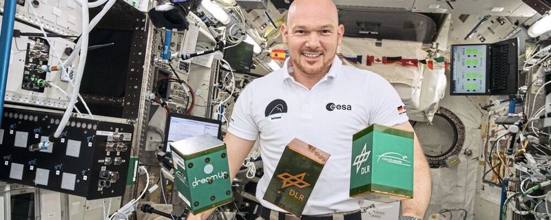 Der deutsche ESA-Astronaut Alexander Gerst mit den Experimentboxen.