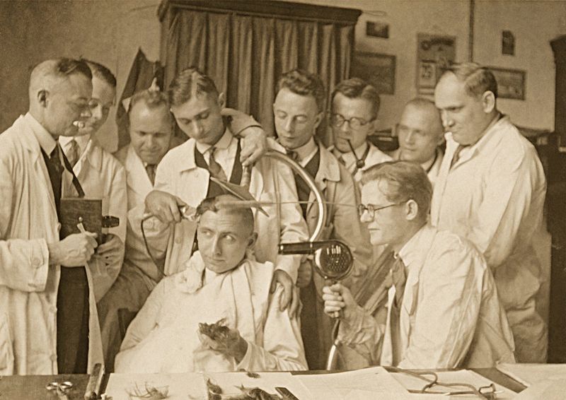 1920 hat der VDE eine zentrale Prüfstelle eingerichtet, die auf die Überprüfung elektrotechnischer Produkte mit den bestehenden VDE-Bestimmungen achten sollte. Hier wurde ein Haartrockner ausgiebig geprüft.