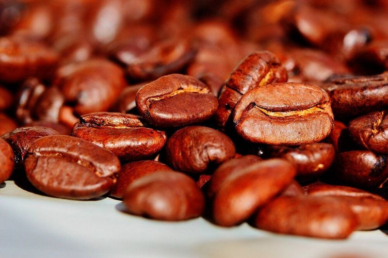 Mit Digitalen Zwillingen können zum Beispiel Förderabläufe simuliert werden, noch bevor die Anlage dazu überhaupt realisiert wurde. Davon profitiert auch eine Kaffeerösterei.