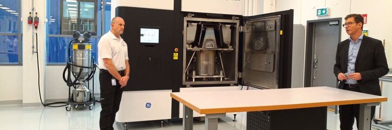 Die Spectra H ist die jüngste Maschine von Arcam und steht im schwedischen Göteborg zum Hands-on-Training bereit. Rechts im Bild Karl Lindblom, General Manager von GE Additive Arcam.