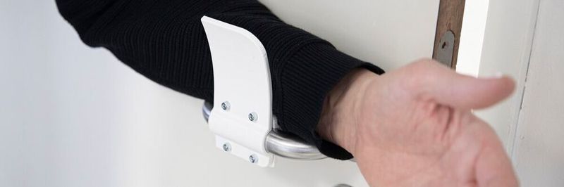 Materialise hat einen 3D-gedruckten Türöffner entwickelt, der es ermöglicht, Türen mit dem Arm zu öffnen und zu schließen.