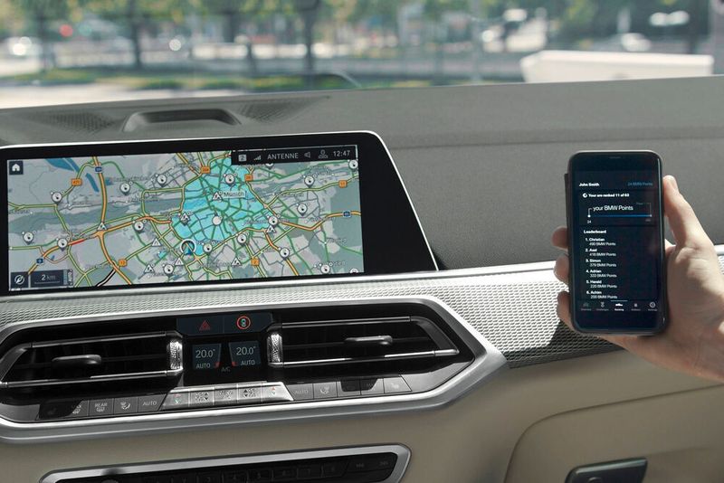 In Innenstadtbereichen, wie beispielsweise Umweltzonen, schalten Plug-in-Hybride von BMW künftig automatisch auf den elektrischen Fahrbetrieb um – vorausgesetzt, die Batterie ist entsprechend geladen.