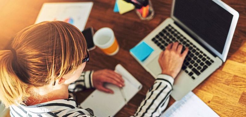 Immer mehr Mitarbeiter arbeiten derzeit zum Schutz im Homeoffice.