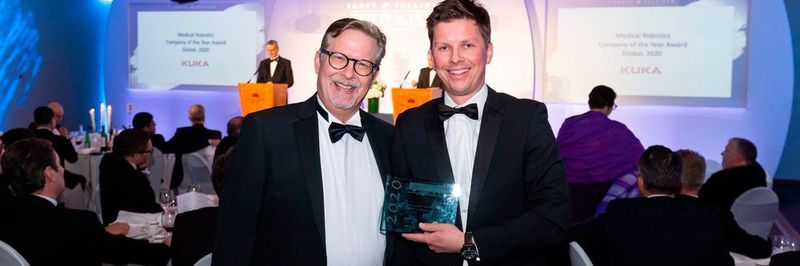 Axel Weber (rechts), Vice President Medical Robotics bei Kuka, nahm den „Global Company of the Year Award“ entgegen.