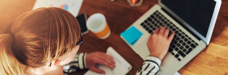 Immer mehr Mitarbeiter arbeiten derzeit zum Schutz im Homeoffice.