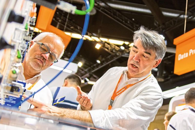 Simon Seereiner (re.) von Weidmüller ist der Experte, wenn es um Industrial Connectivity geht.