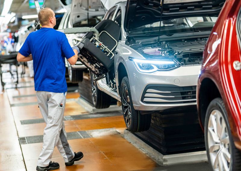Nach den Automobilherstellern fahren nach und nach die Zulieferer ihre Werke herunter.