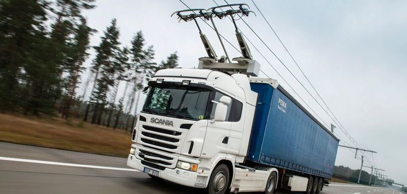Im Straßengüterverkehr soll massiv CO2 eingespart werden. O-Lkw könnten einen großen Beitrag leisten – zu überschaubaren Kosten.