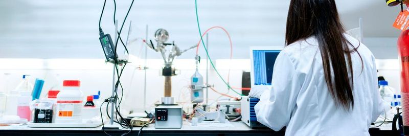 Auch in der chemischen Forschung kommt zunehmend Künstliche Intelligenz zur Anwendung.