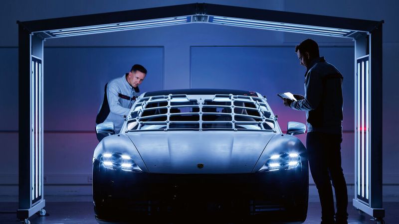 Die Automobilindustrie fährt wegen der Corona-Pandemie ihre Produktion herunter.